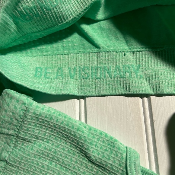 GYMSHARK seamless XS pale green crop top with thumb holes - Picture 6 of 6